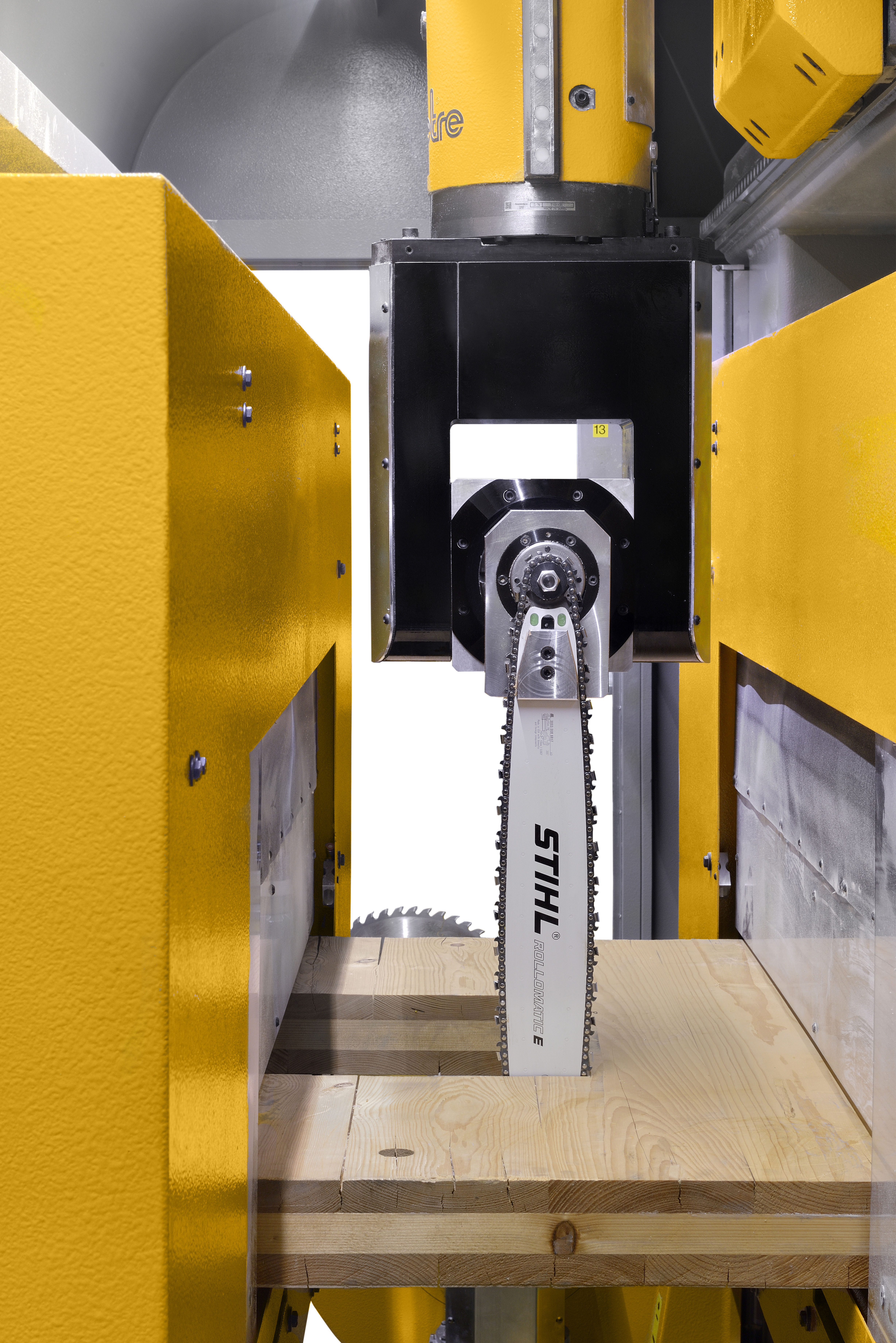 ;Štandardne je stroj vybavený agregátom reťazovej píly na vykonávanie zložitejších operácií