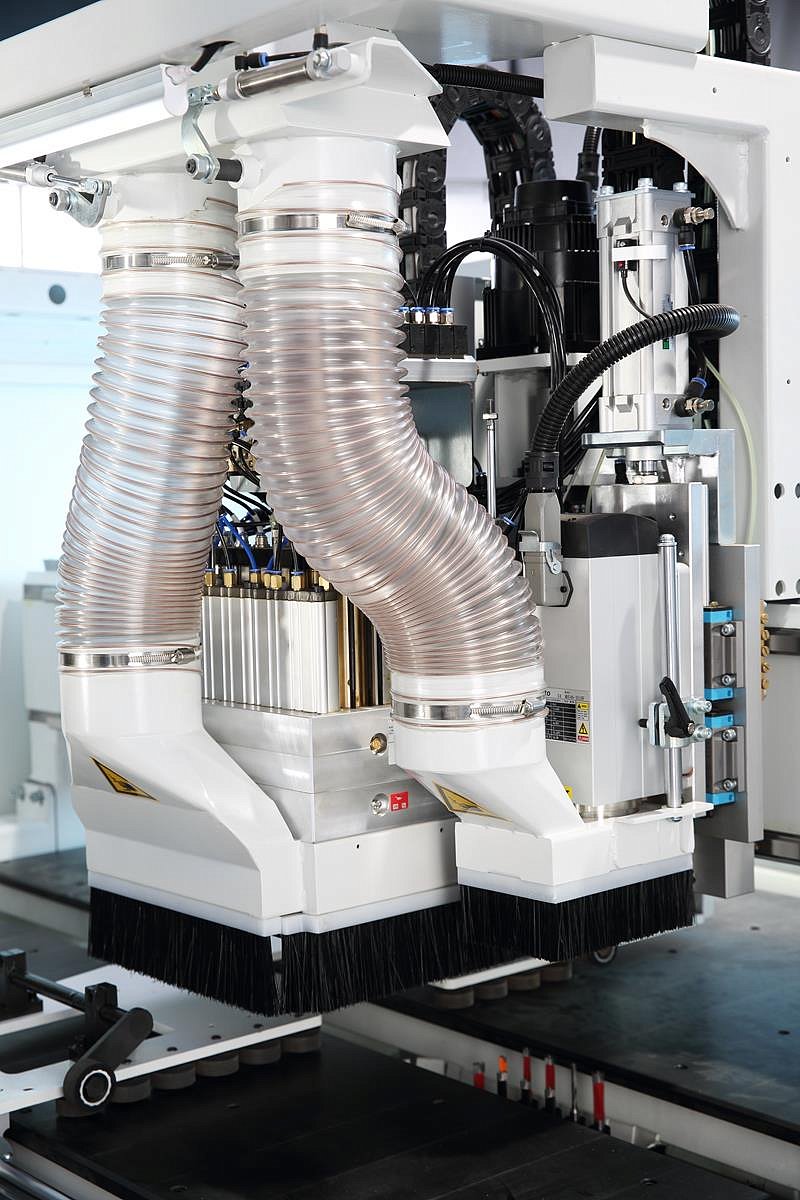 ;Integrovaný odsávací systém účinne odstraňuje piliny a prach vznikajúce pri vŕtaní, čím udržiava pracovný priestor čistý a zabezpečuje plynulý chod stroja.