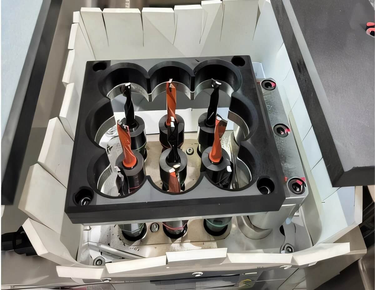 ;Vďaka kvalitnej konštrukcii a optimálnemu rozloženiu vretien umožňuje rýchle a presné vŕtanie viacerých otvorov súčasne, čo výrazne zvyšuje produktivitu a kvalitu spracovania.