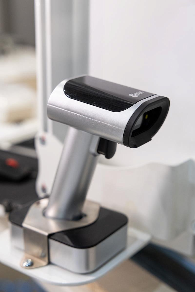 ;Integrovaná čítačka čiarových kódov umožňuje rýchlu identifikáciu jednotlivých dielcov a automatické načítanie správneho vŕtacieho programu. Vďaka tomu sa minimalizuje riziko chýb obsluhy, zrýchľuje výrobný proces a zvyšuje celková efektivita výroby.