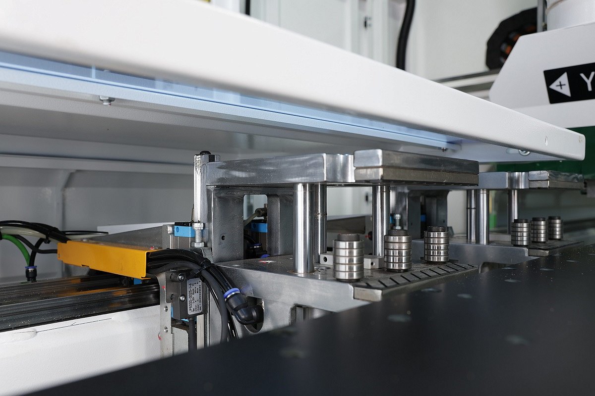 ;Stroj je vybavený dvoma upínacími kleštinami, ktoré zabezpečujú pevné a stabilné uchytenie dielcov počas obrábania.