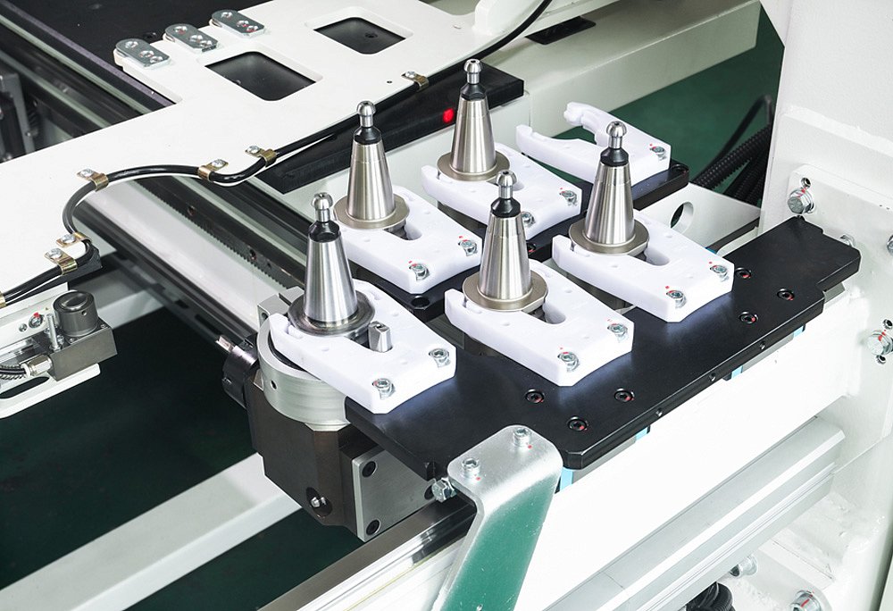 ;Integrovaný zásobník nástrojov umožňuje rýchlu a automatickú výmenu nástrojov počas obrábania. Vďaka tomu sa zvyšuje plynulosť výroby, skracuje čas potrebný na jednotlivé operácie a stroj môže efektívne vykonávať viac typov obrábania v jednom pracovnom cykle.