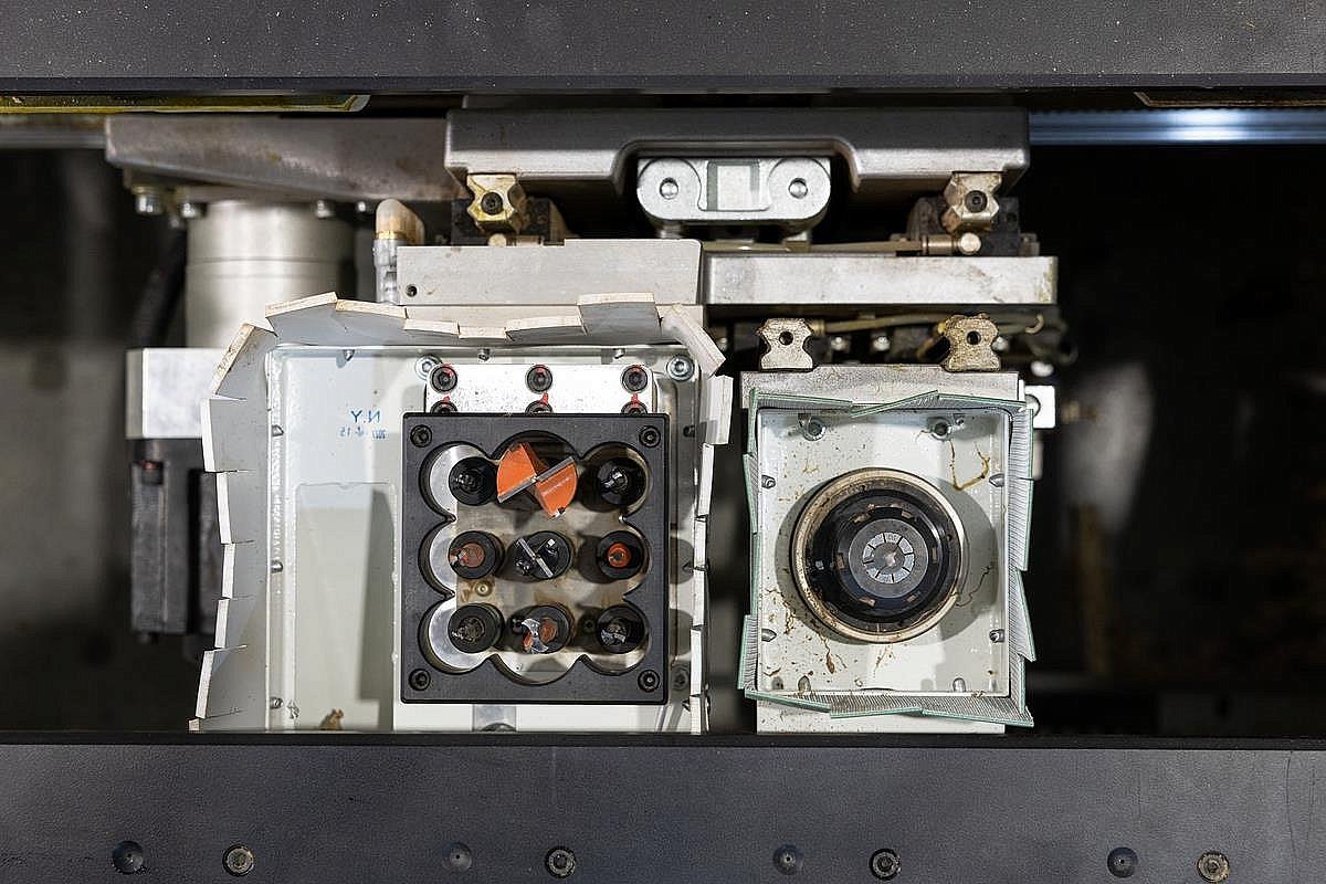 ;Vďaka kvalitnej konštrukcii a optimálnemu rozloženiu vretien umožňuje rýchle a presné vŕtanie viacerých otvorov súčasne, čo výrazne zvyšuje produktivitu a kvalitu spracovania.