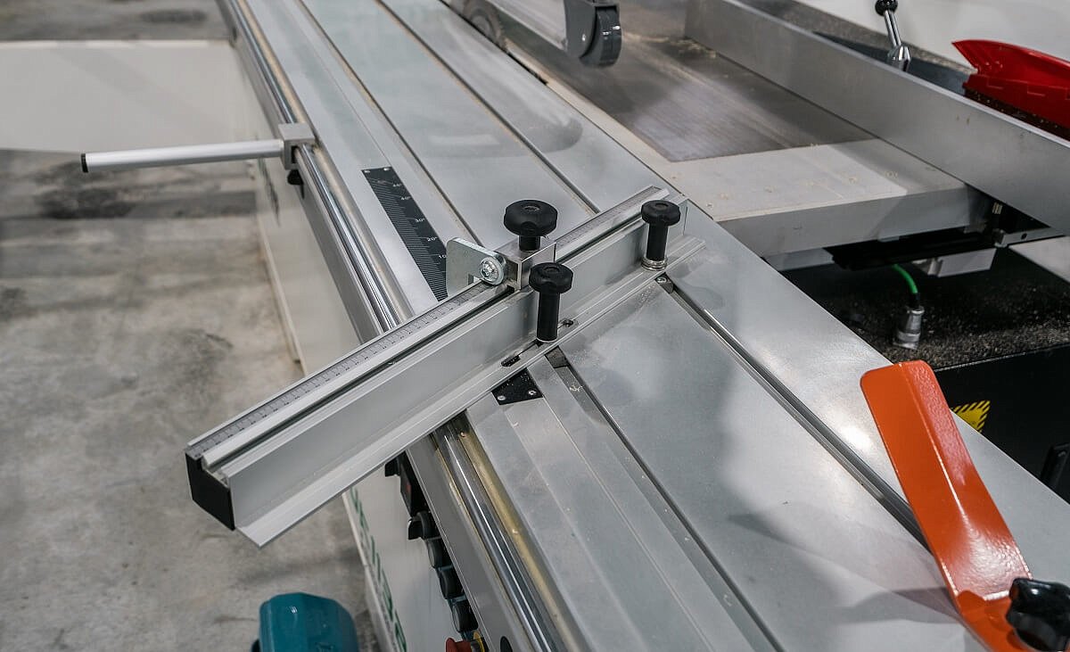 ;Formátovacia píla je vybavená nastaviteľným pravítkom, ktoré umožňuje presné vedenie materiálu pri uhlových rezoch. Vďaka nemu je možné ľahko nastaviť požadovaný uhol a dosiahnuť rovné, presné a opakovateľné rezy, čo zvyšuje efektivitu práce a kvalitu výsledných dielcov.