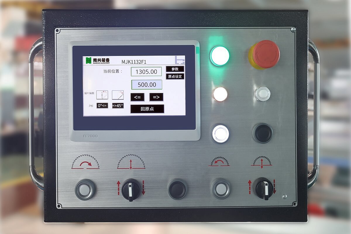 ;Stroj je vybavený elektrickým motorom na naklápanie pílového kotúča, ktorý umožňuje presné nastavenie uhla rezu bez nutnosti manuálneho zásahu.