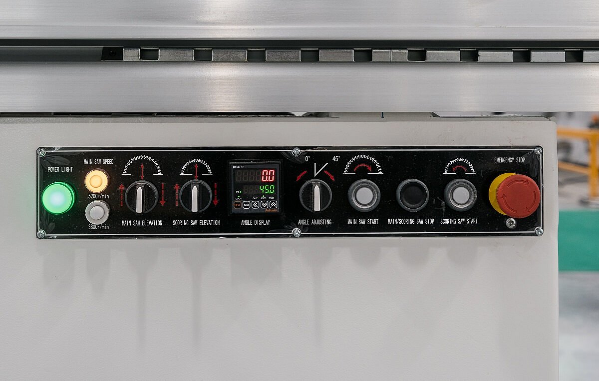 ;Stroj je vybavená intuitívne umiestnenými ovládacími prvkami, ktoré umožňujú rýchle a pohodlné nastavenie parametrov rezu. Vďaka jasnému rozloženiu a ľahkej dostupnosti tlačidiel môže obsluha bezpečne a efektívne riadiť stroj, skracovať čas nastavenia a minimalizovať riziko chýb počas práce.