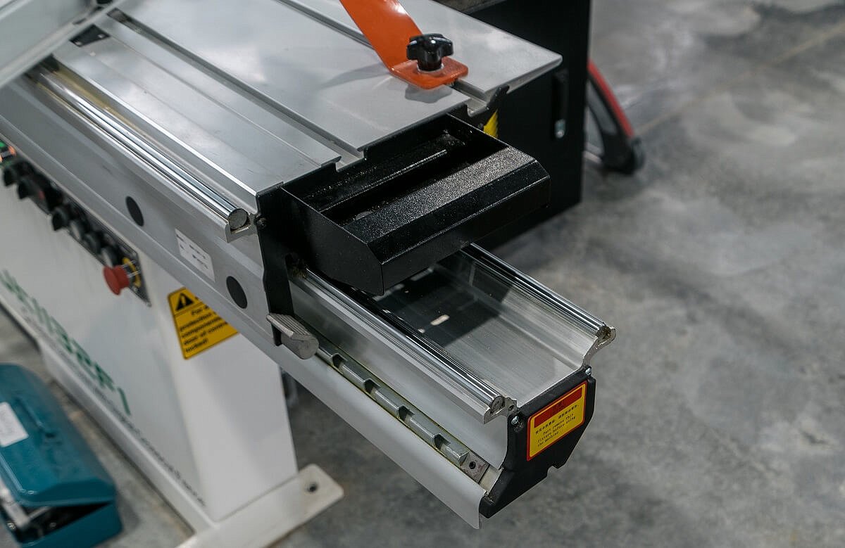 ;Formátovacia píla je vybavená robustným a hladko vedeným vozíkom, ktorý zaisťuje stabilný pohyb materiálu počas rezania. Vďaka tomu sú rezy maximálne presné a čisté, a to aj pri veľkoformátových alebo ťažkých doskách. Kvalitné vedenie zároveň minimalizuje vibrácie a zvyšuje životnosť stroja, čo prispieva k plynulej a efektívnej výrobe.