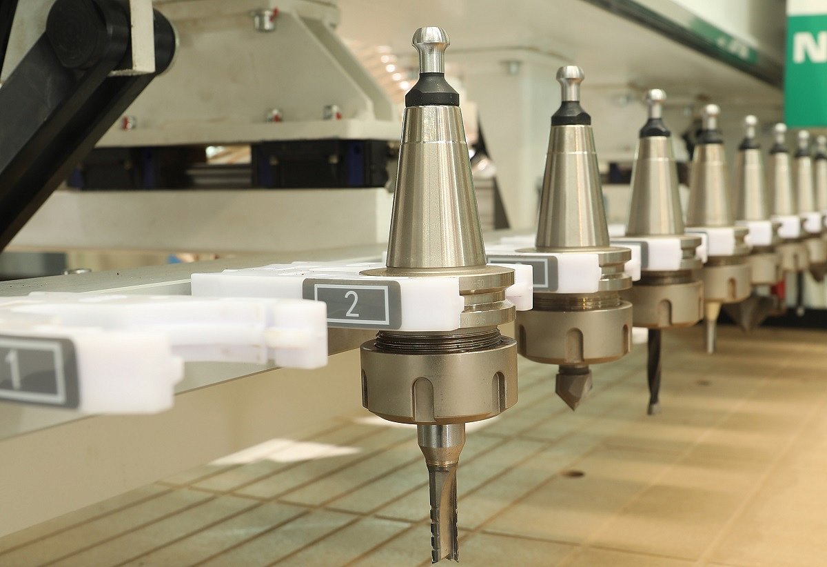 ;Zásobník nástrojov pri stroji Nanxing NCG3021E slúži na automatickú výmenu nástrojov počas obrábania. Obsahuje niekoľko pozícií pre rôzne frézy alebo vrtáky, ktoré sú pripravené na použitie. Vďaka tomu je práca rýchlejšia a nie je nutné nástroje meniť ručne.