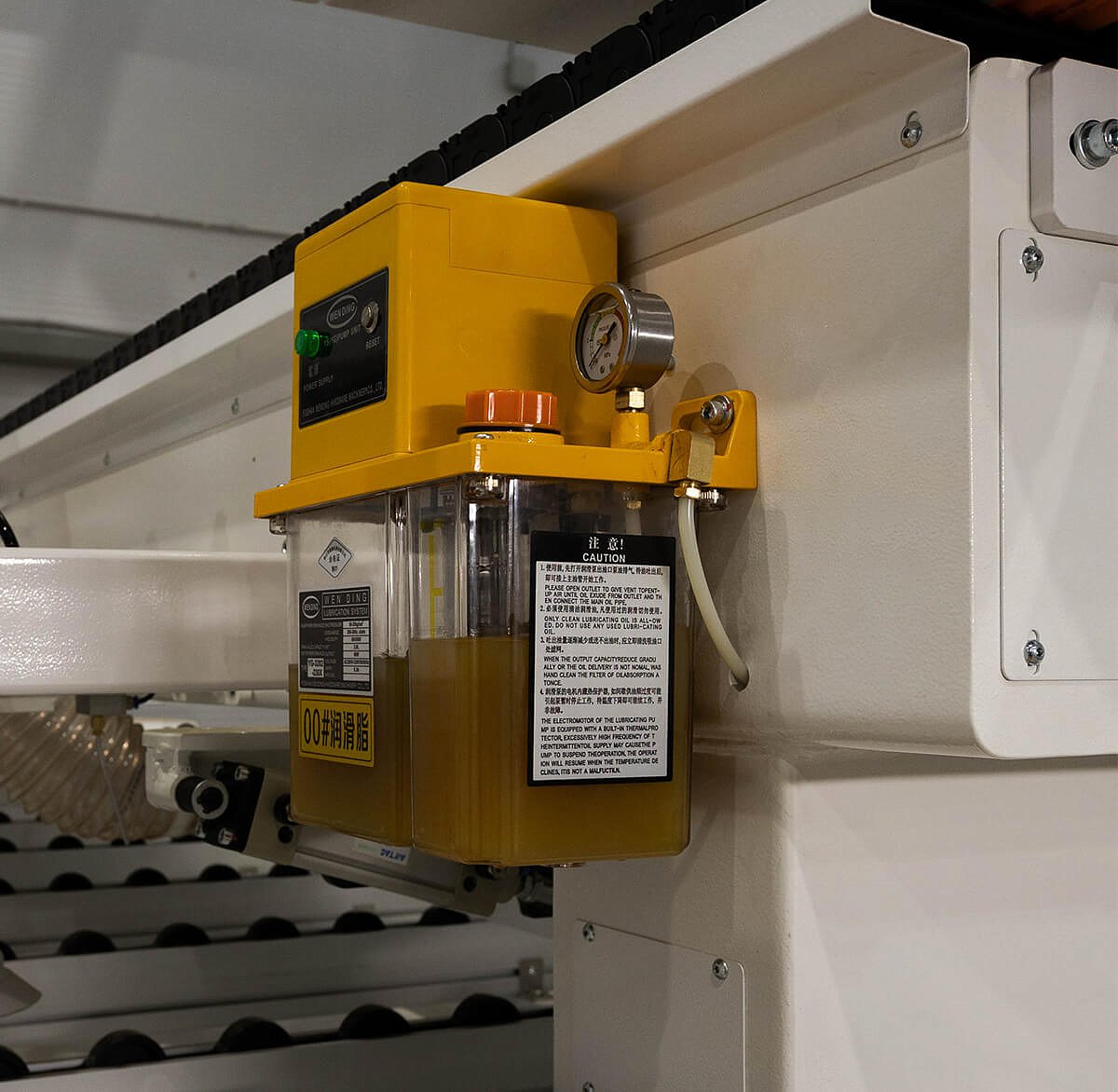 ;Centrálne mazanie pri stroji slúži na mazanie pohyblivých častí stroja. Systém pravidelne dodáva malé množstvo maziva na vodiace lišty a ďalšie mechanické časti. Vďaka tomu sa znižuje opotrebenie a predlžuje životnosť stroja.