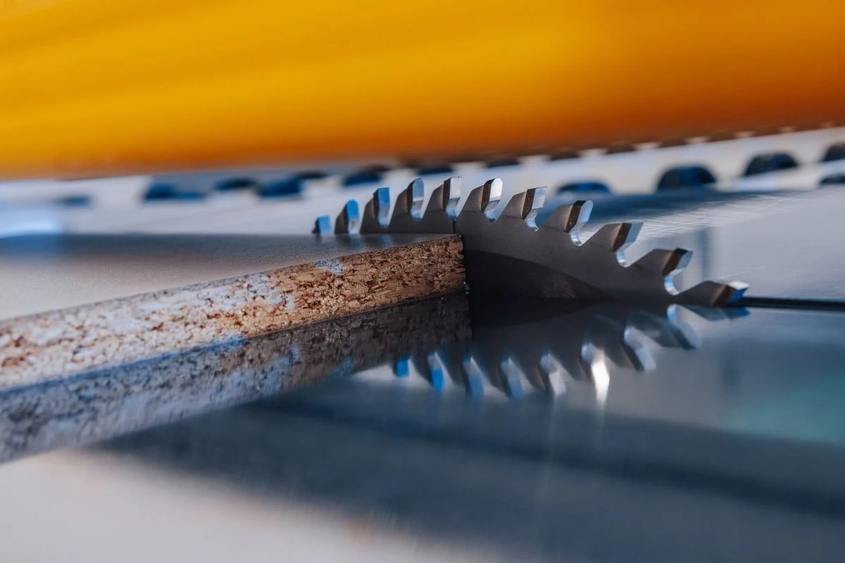 ;Presah pílového kotúča určuje, ako vysoko pílový kotúč vystupuje nad povrch rezaného materiálu. Správne nastavenie presahu je dôležité na dosiahnutie čistého a presného rezu. Zároveň pomáha znížiť opotrebenie nástroja a zvyšuje bezpečnosť pri práci.