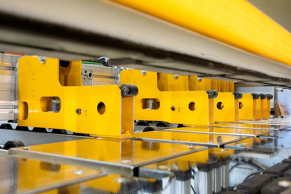 ;Zadné kleštiny slúžia na uchytenie a posúvanie doskového materiálu počas rezania. Zabezpečujú presné podávanie dosky do reznej zóny podľa nastaveného programu. Vďaka tomu je zaručená vysoká presnosť a opakovateľnosť jednotlivých rezov.