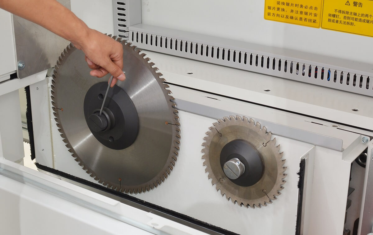 ;Výmena pílových kotúčov umožňuje rýchlu výmenu hlavného alebo predrezového kotúča podľa typu materiálu alebo požadovaného rezu. Vďaka tomu je možné prispôsobiť stroj rôznym výrobným požiadavkám. Správne zvolený pílový kotúč zároveň zabezpečuje čistý a presný rez.
