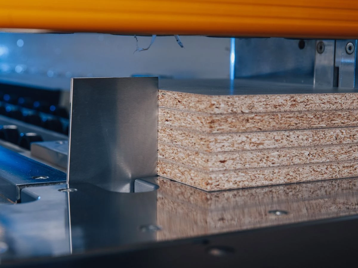 ;Bočný zrovnávač dosiek slúži na presné zarovnanie materiálu pred začiatkom rezania. Pomáha nastaviť dosku do správnej polohy, aby bol rez čo najpresnejší. Vďaka tomu sa zabezpečuje správna poloha materiálu a zvyšuje sa kvalita výsledného rezu.