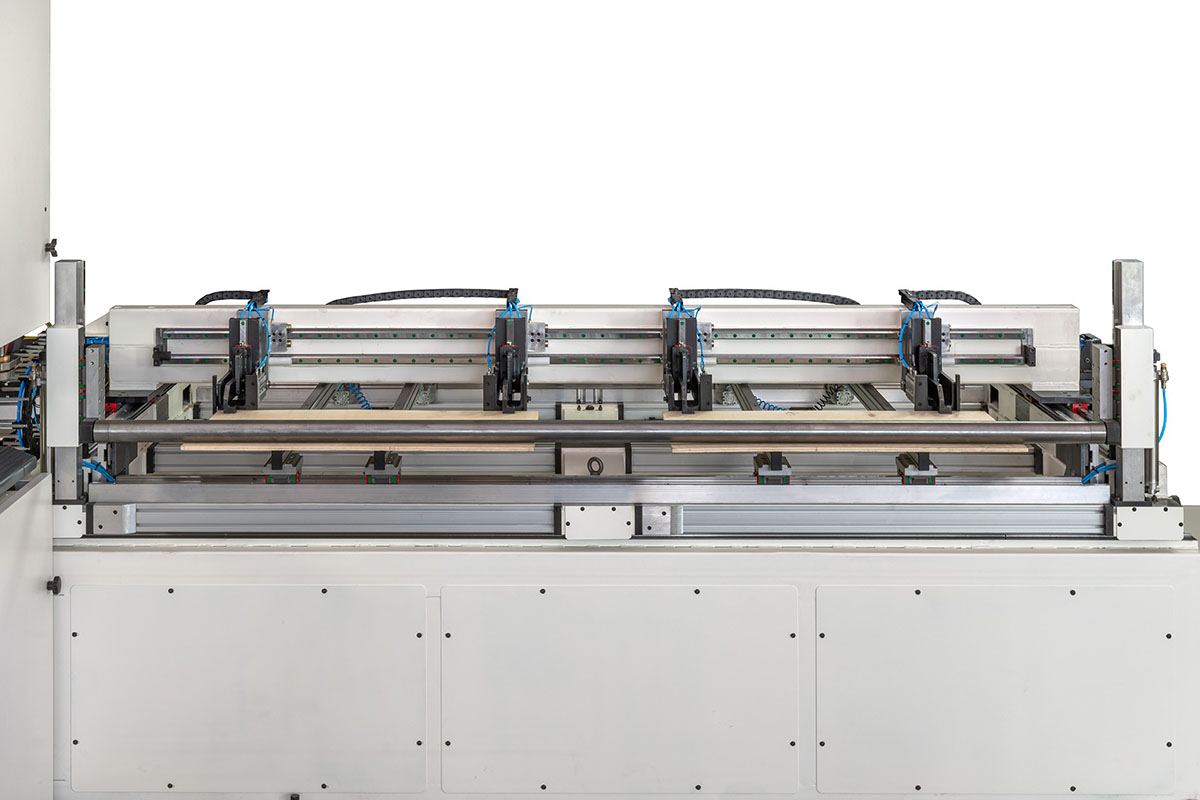 ;Upínacie klieštiny zabezpečujú stabilné a presné upnutie dosky, čím prispievajú k vysokej kvalite a presnosti obrábania.