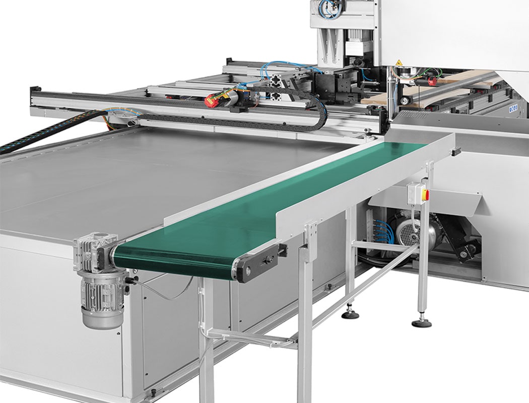 ;Možnosť dovybavenia stroja pásovým dopravníkom na automatický odvod odrezkov z pracovného priestoru.