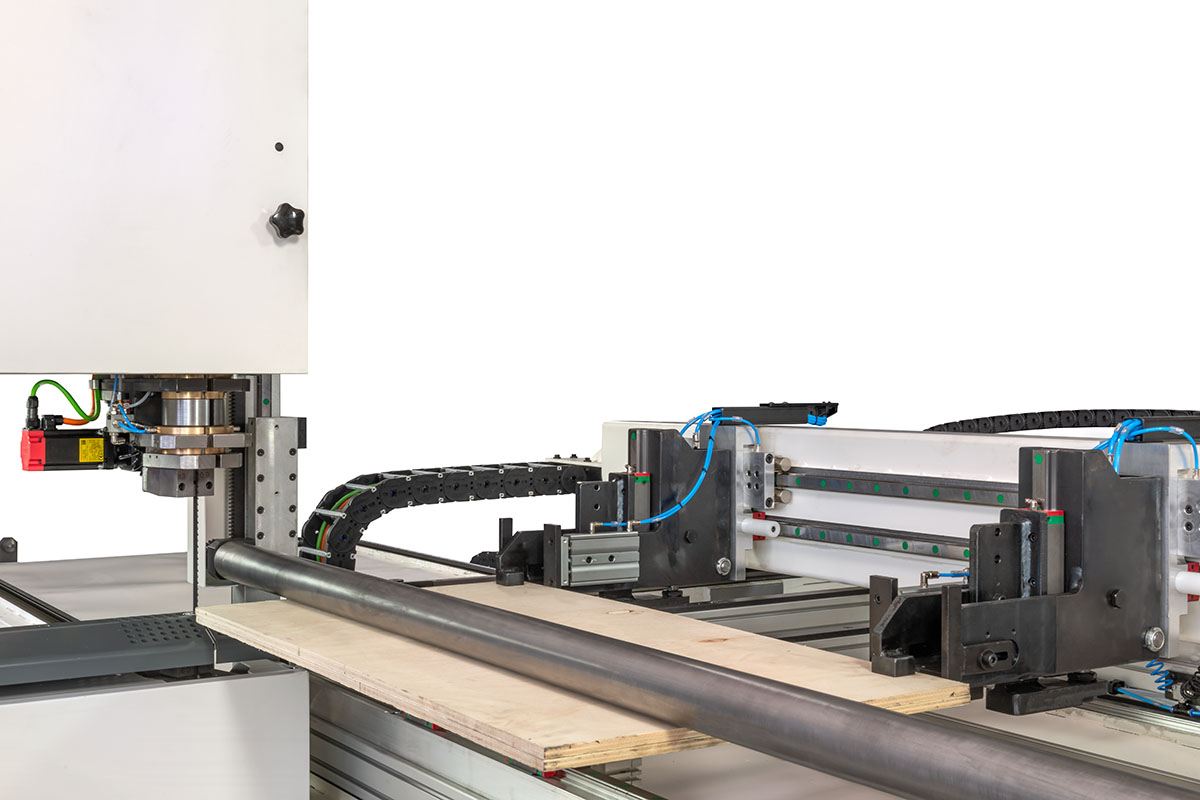 ;Prítlačný valec zabezpečuje stabilné pritlačenie materiálu počas rezania a jeho presné vedenie v pracovnej zóne stroja.