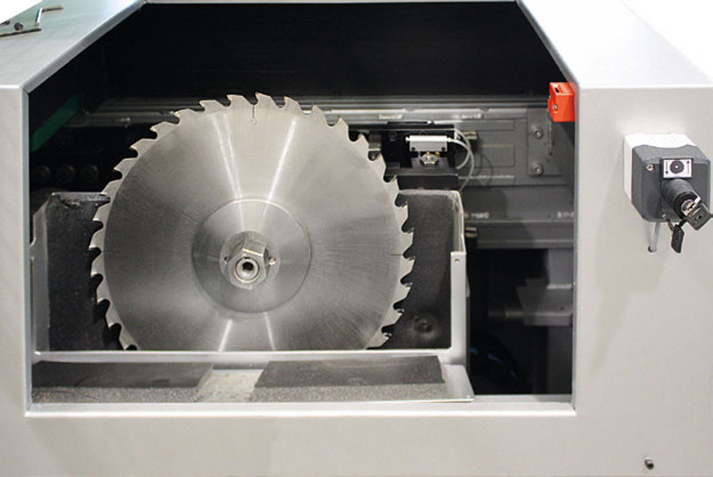 ;Pílový kotúč zvládne rezanie materiálu do hrúbky 145 mm