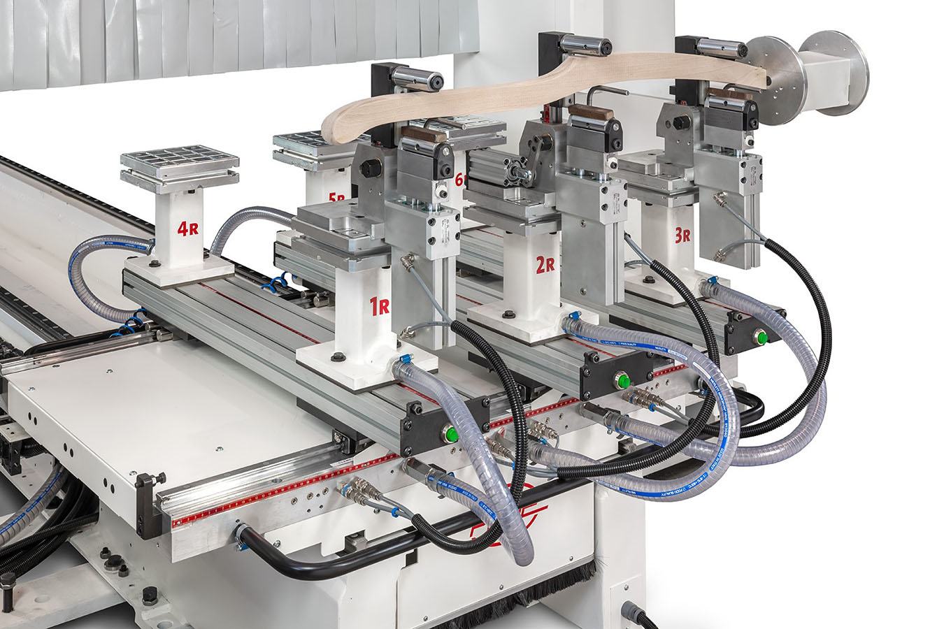 ;Široká škála upínacích prvkov umožňuje bezpečné a stabilné upevnenie rôznych typov materiálov počas obrábania. Vďaka tomu je možné stroj prispôsobiť rôznym tvarom a veľkostiam dielcov.