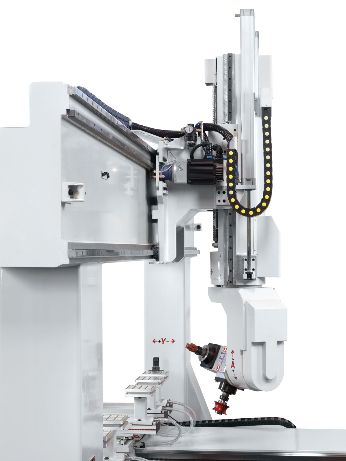 ;5-osová jednotka s možnosťou výmeny nástrojov umožňuje obrábanie materiálu z rôznych uhlov bez nutnosti jeho premiestnenia. Automatická výmena nástrojov umožňuje rýchle striedanie nástrojov počas pracovného procesu a zvyšuje efektivitu výroby.