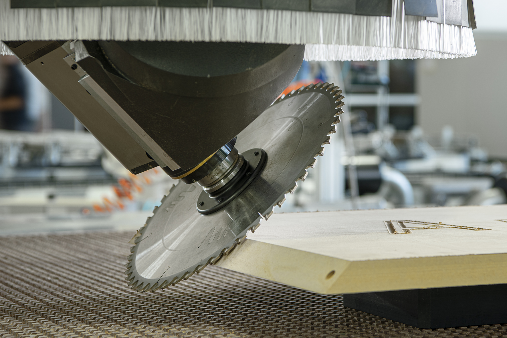 ;5-osé vreteno umožňuje obrábanie zložitých geometrických tvarov v jednom pracovnom cykle.