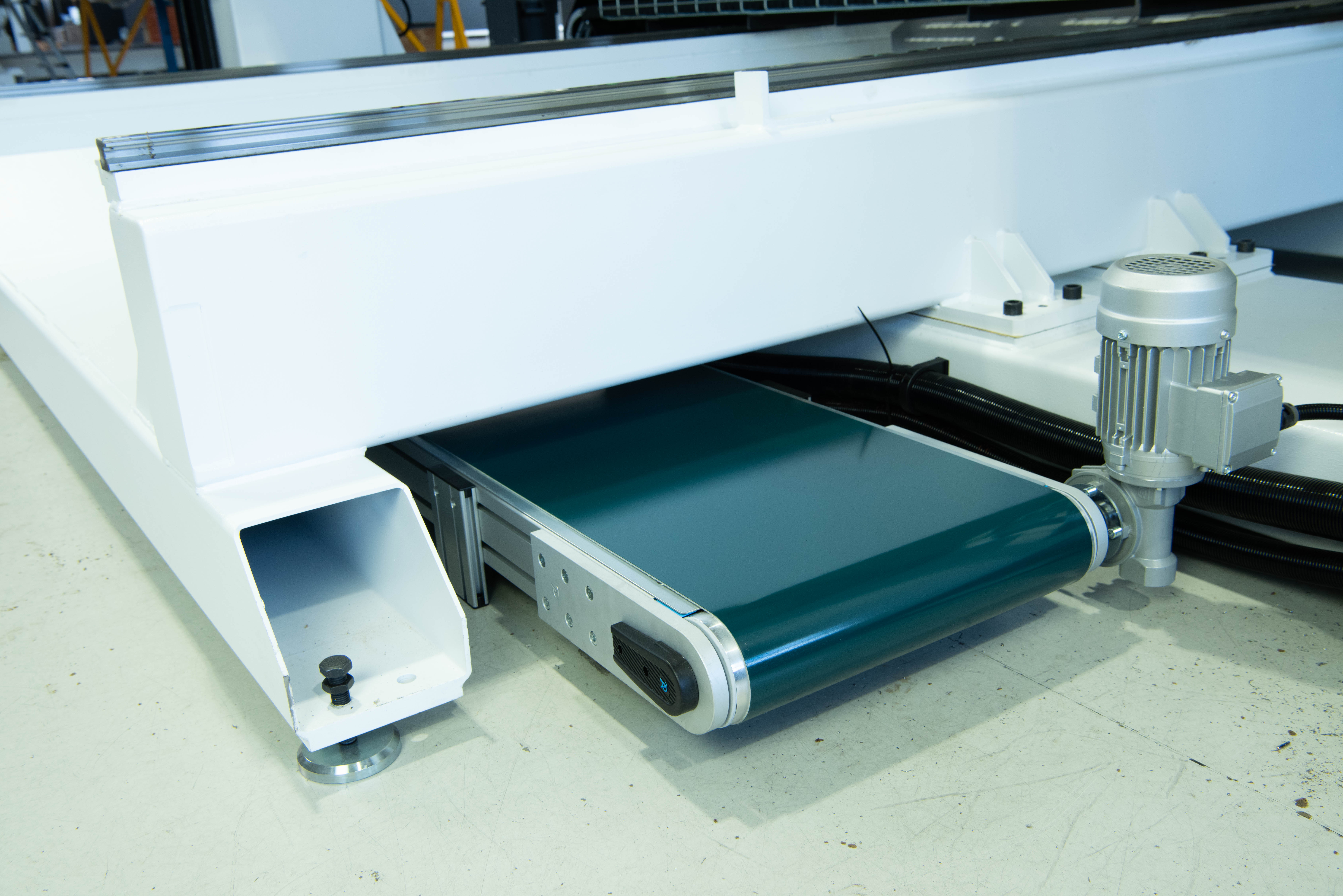 ;Dopravníkový pás na odpad zaisťuje efektívny odvod odpadového materiálu z pracovného priestoru stroja. Prispieva k čistému pracovnému prostrediu a plynulému priebehu výroby.