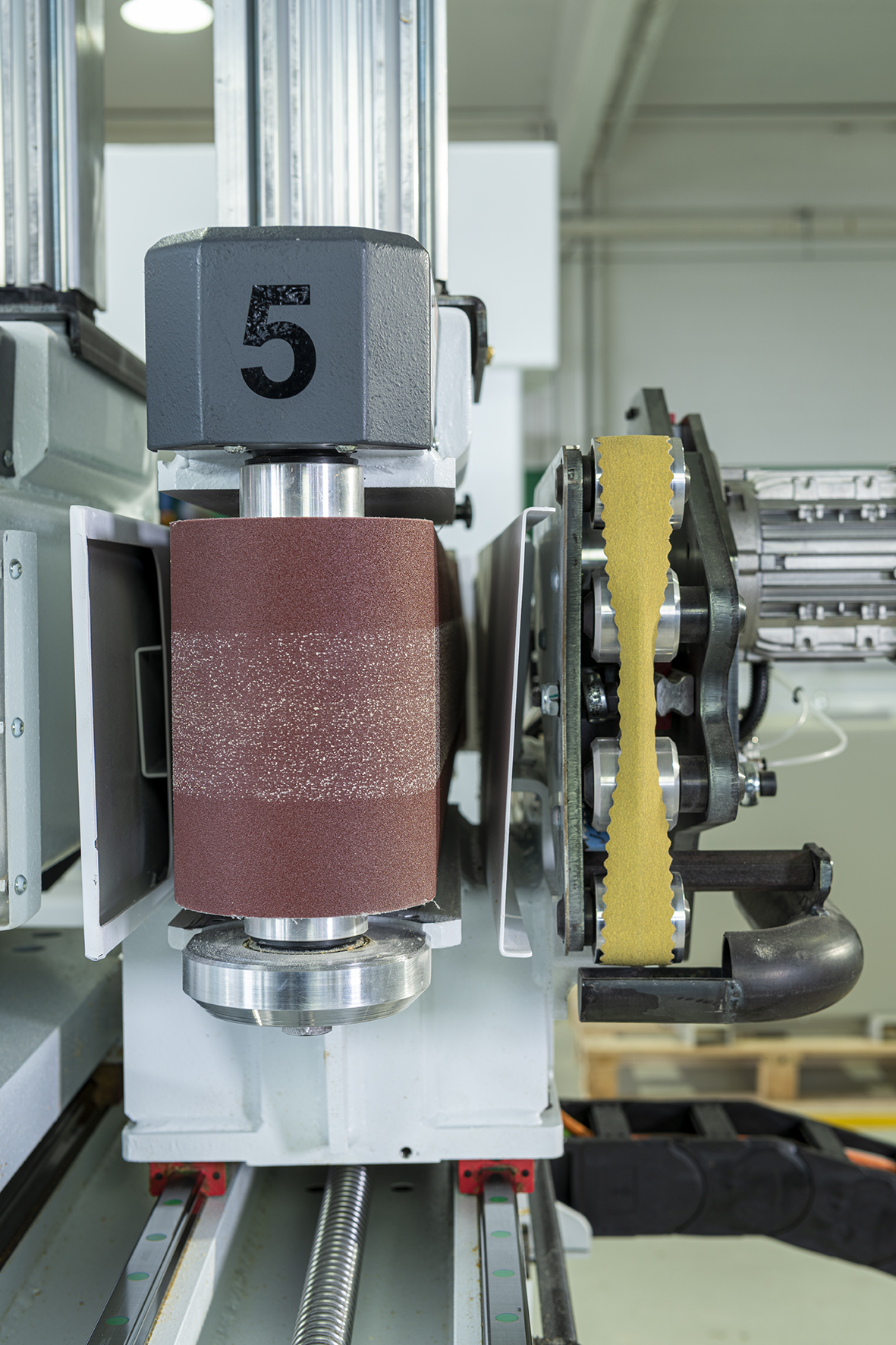 ;Systém brúsnych pásov vrátane úzkeho pásu umožňuje efektívne brúsenie profilov a detailov. Prispieva k dosiahnutiu vysokej kvality povrchu.