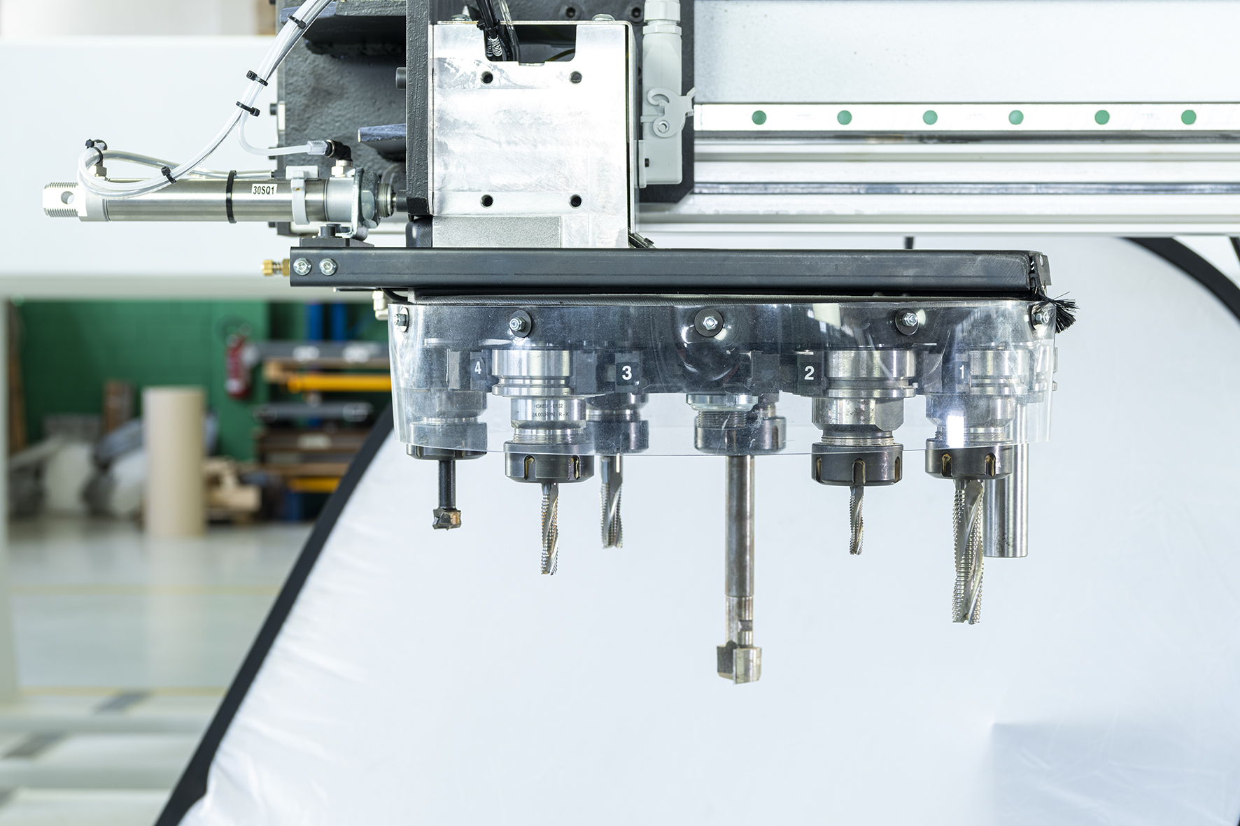 ;Zásobník nástrojov umožňuje automatickú výmenu nástrojov počas obrábania.