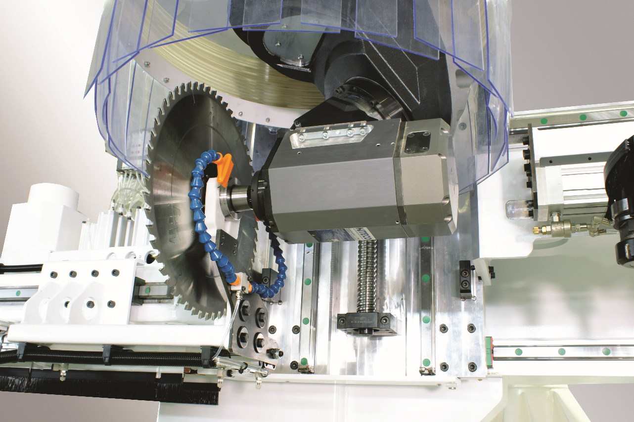 ;5osé vřeteno umožňuje obrábění složitých geometrických tvarů v jednom pracovním cyklu.