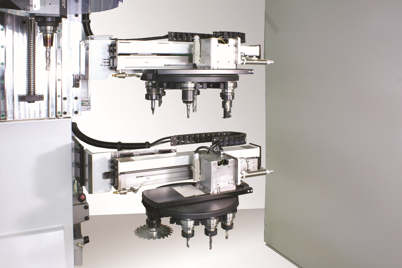 ;Široká škála zásobníkov nástrojov umožňuje prispôsobenie stroja rôznym výrobným požiadavkám.