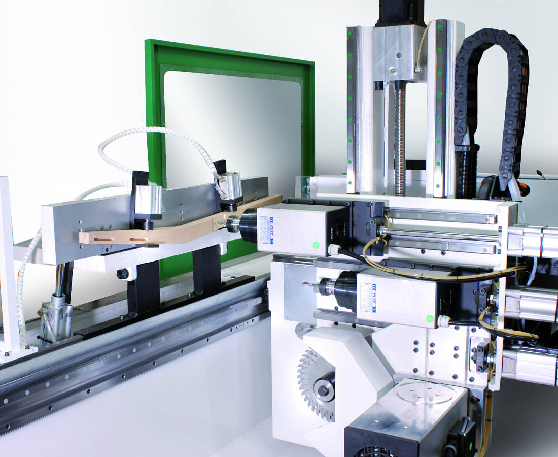 ;Frézovacia jednotka na vŕtanie a ľahšie obrábacie operácie zvyšuje flexibilitu stroja.