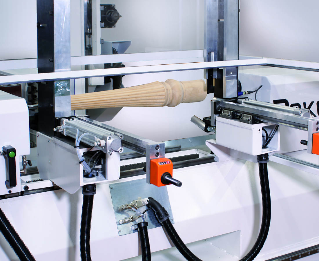 ;Zakladacie zariadenie umožňuje automatické vkladanie dielcov a zvyšuje produktivitu výroby.