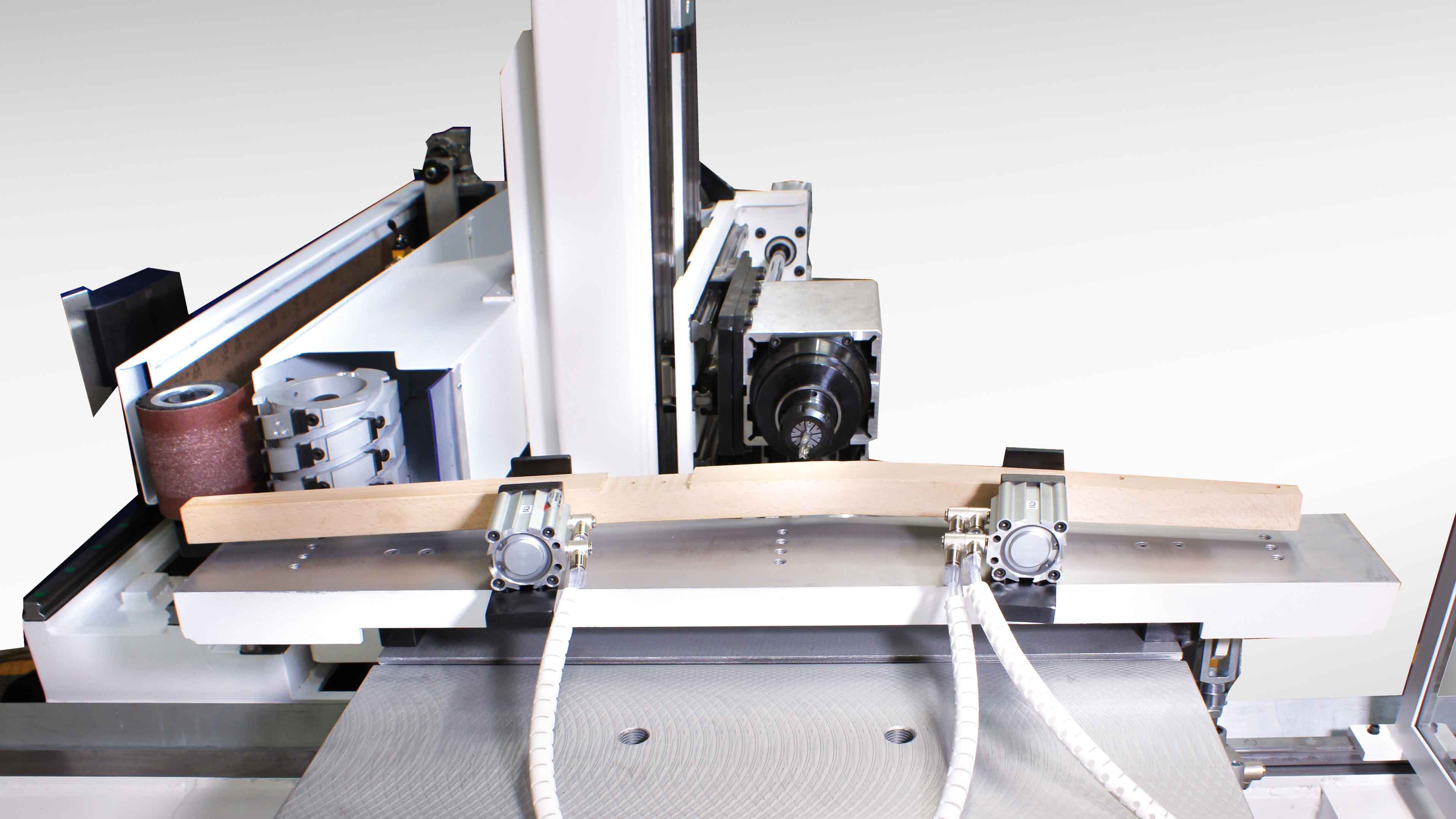 ;Variabilné systémy upínania umožňujú bezpečné uchytenie rôznych typov dielcov.