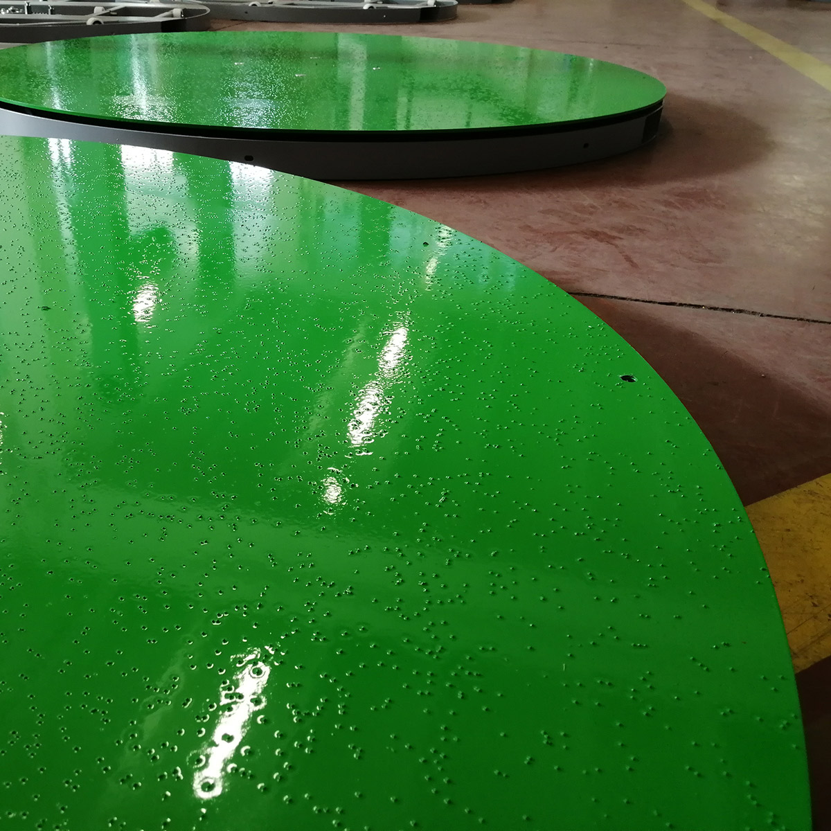 ;Protišmyková úprava otočného stola zabraňuje posunu palety pri ovinovaní fóliou. Zabezpečuje tak stabilný priebeh baliaceho procesu a vyššiu bezpečnosť manipulácie s nákladom.