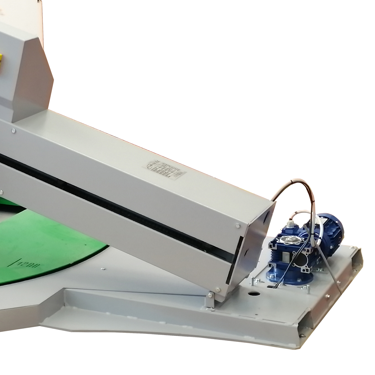 ;Demontovateľné rameno uľahčuje transport stroja a jeho inštaláciu na novom mieste. Zároveň umožňuje flexibilnejšiu manipuláciu pri prevoze aj pri inštalácii v prevádzke.