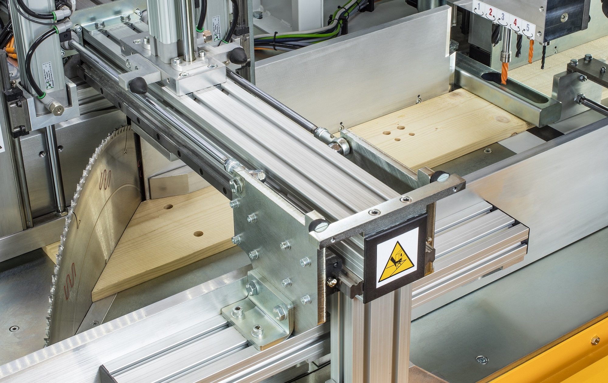 ;Vŕtacia hlava slúži na vytváranie otvorov v materiáli počas obrábania. Je vybavená viacerými vrtákmi, ktoré umožňujú rýchle a presné vŕtanie do hornej strany dielca.