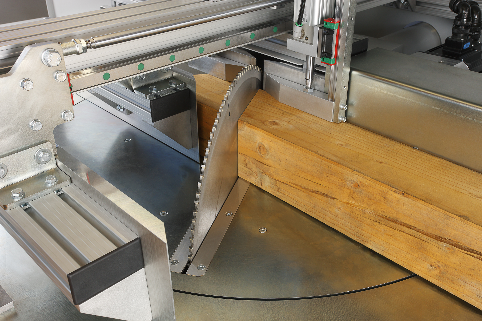 ;Priemer kotúča až 600 mm umožňuje vykonávať rezy aj pri väčších a hrubších drevených prvkoch. Vďaka veľkému priemeru pílového kotúča môže stroj pracovať so širším spektrom materiálov a dosahovať väčšiu hĺbku rezu.