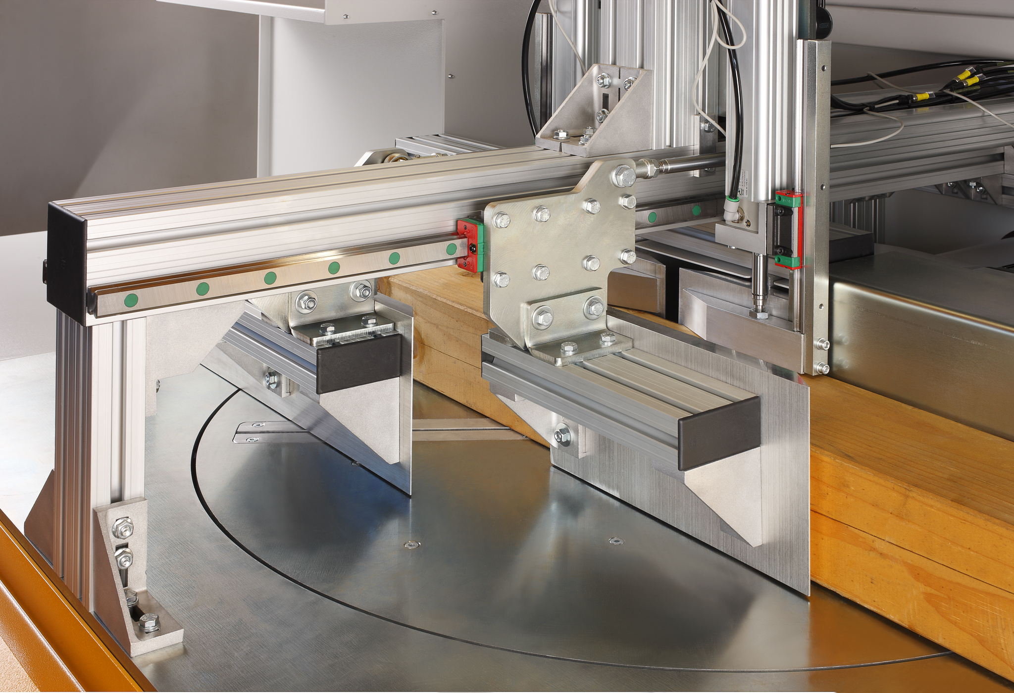 ;Inteligentné prechytávanie prítlačných palcov umožňuje automatické uvoľnenie a opätovné uchytenie materiálu počas obrábania. Systém tak zabezpečuje plynulé pokračovanie práce bez potreby ručnej manipulácie. Vďaka tomu je možné opracovať aj väčšie dielce a zachovať vysokú presnosť obrábania.