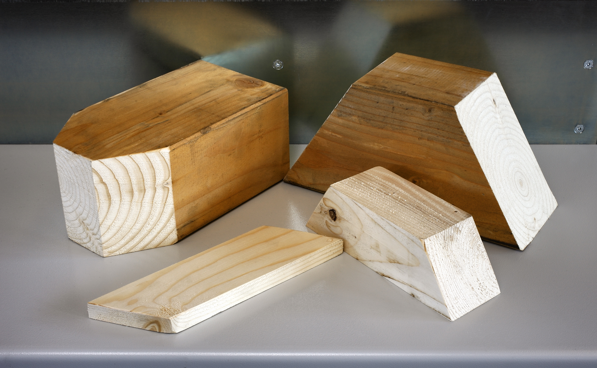 ;Stroj je vhodný na spracovanie rôznych typov materiálov a výrobkov. Možno ho využiť pri výrobe nábytku, stavebných prvkov aj ďalších drevených komponentov.