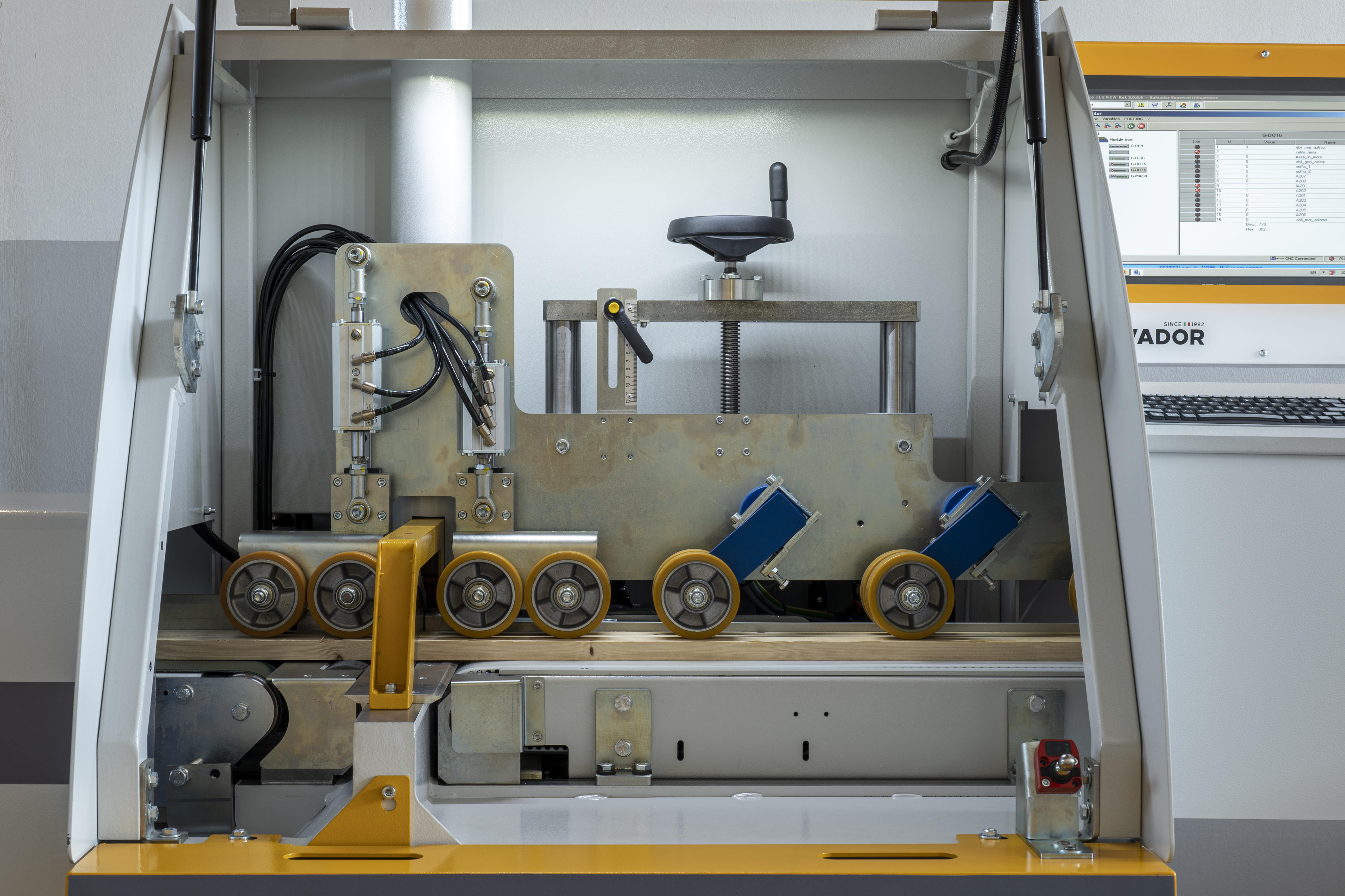 ;Rad prítlačných kolies slúži na pritlačenie materiálu k dopravnému pásu počas posuvu. Zabezpečuje stabilné vedenie materiálu a zabraňuje jeho posunutiu pri rezaní.