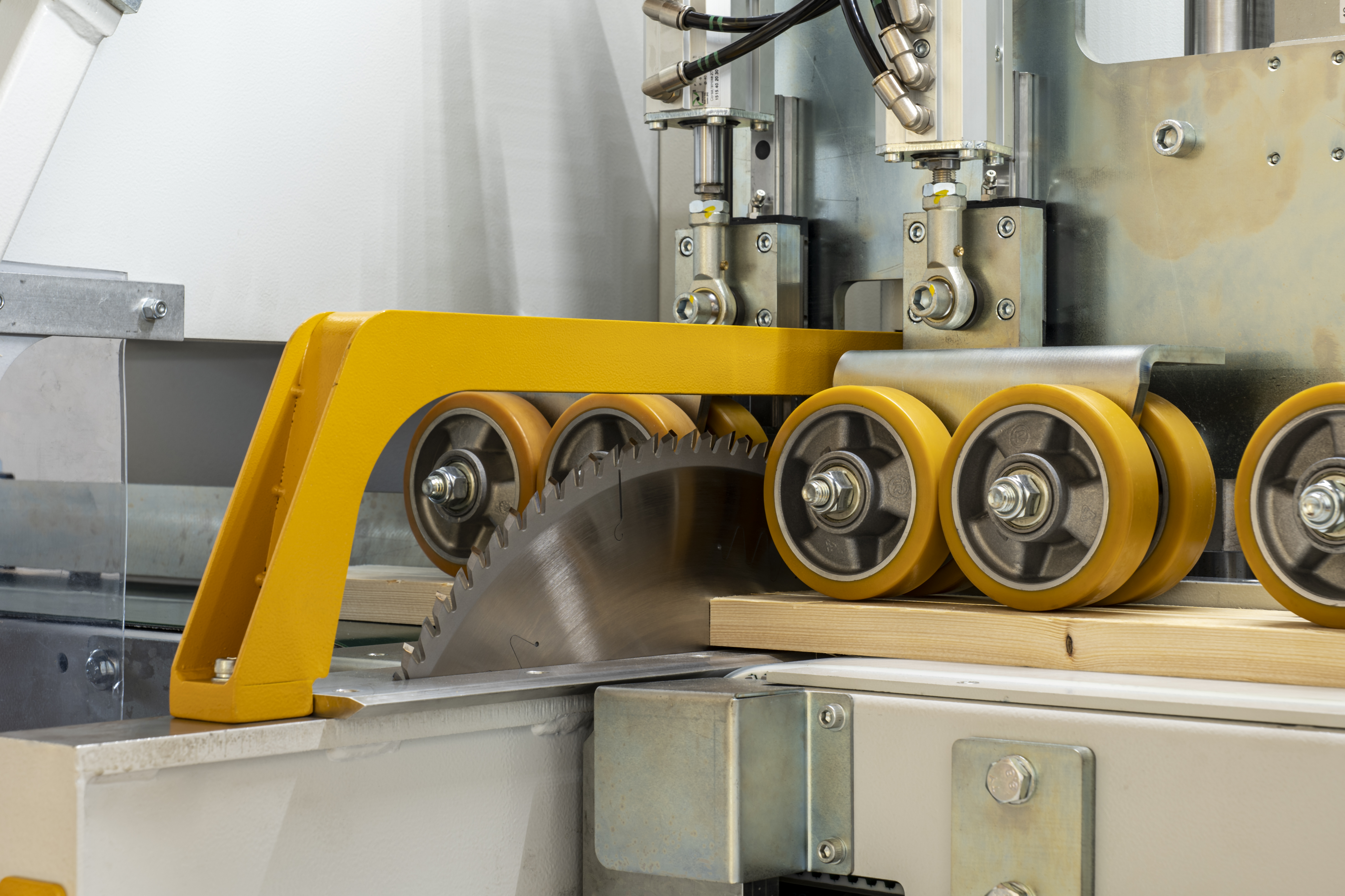 ;Výsuv pílové jednotky umožňuje vykonanie rezu vysunutím pílového kotúča do materiálu. Po dokončení rezu sa pílová jednotka vracia späť do východiskovej polohy, čo zabezpečuje bezpečný a plynulý pracovný cyklus.