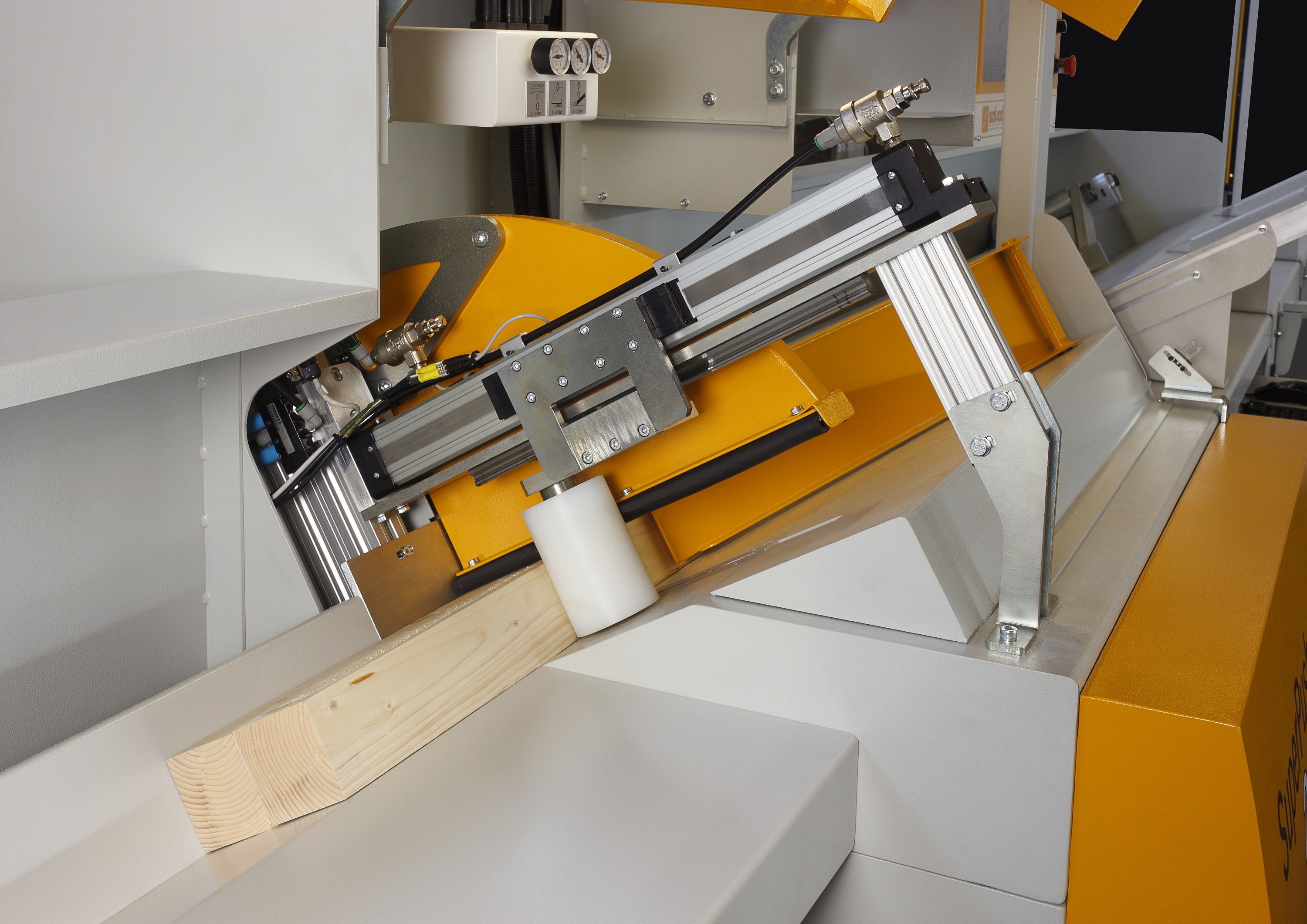 ;Vďaka bočnému zrovnávaču je možné naraz skracovať viac polotovarov.