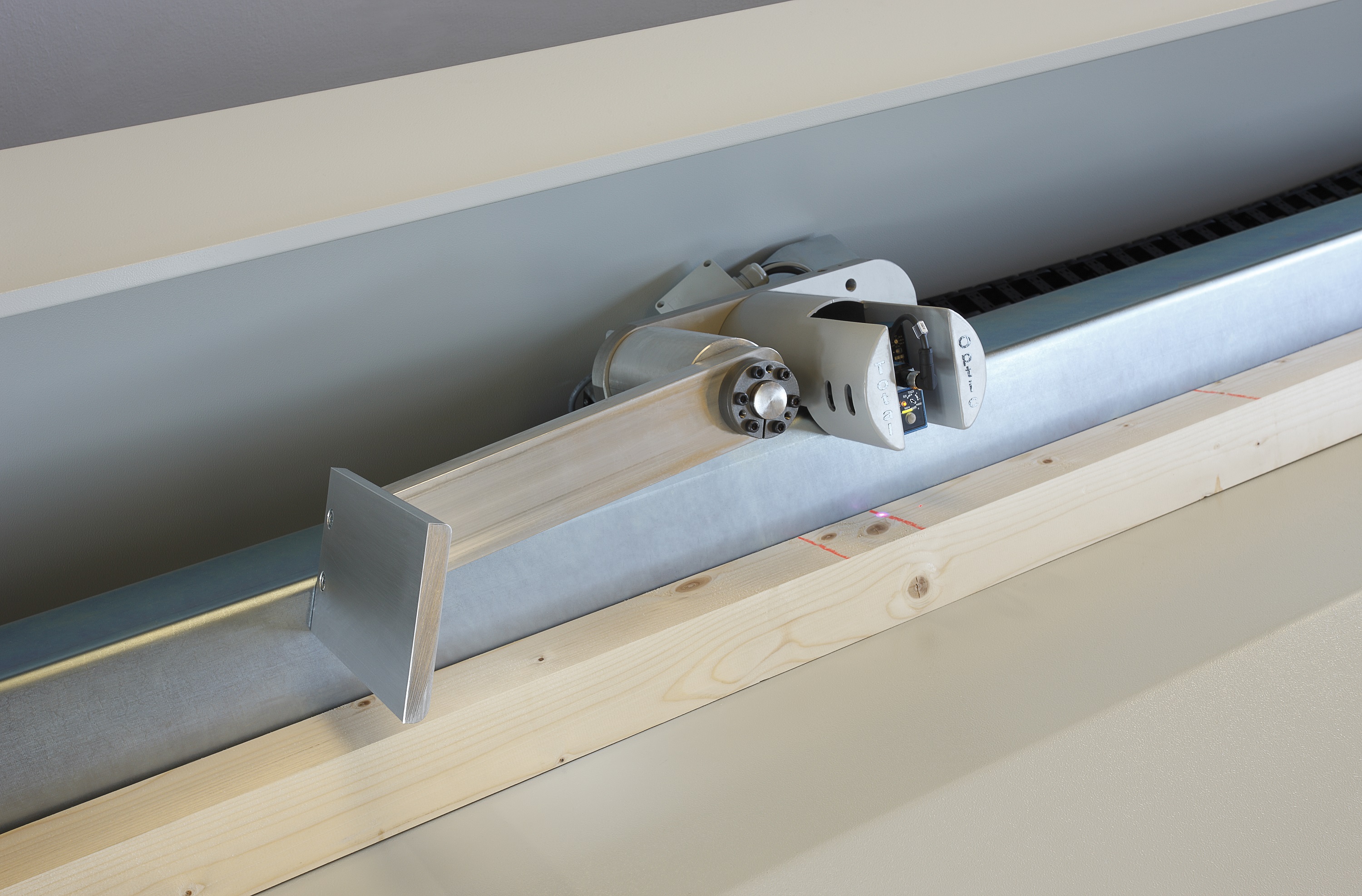 ;Tlačka slúži na automatické posúvanie materiálu do reznej zóny stroja. Čítacie zariadenie slúži na načítanie označenia alebo údajov na materiáli, podľa ktorých stroj vykonáva správne rezy.