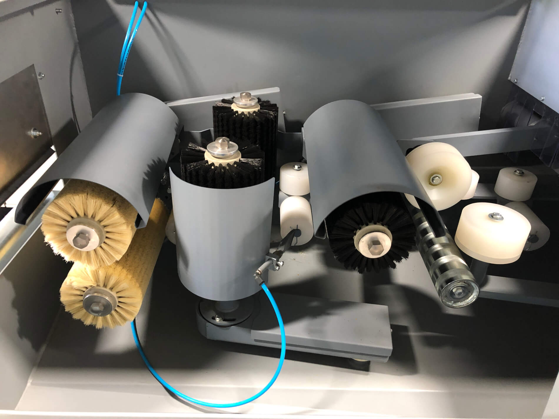 ;Rad kief slúži na rovnomerné rozotretie impregnačného prostriedku po povrchu materiálu. Kefy zároveň odstraňujú prebytočnú kvapalinu a zaisťujú jej rovnomerné rozloženie. Vďaka tomu je dosiahnuté kvalitné a rovnomerné ošetrenie celého povrchu materiálu.