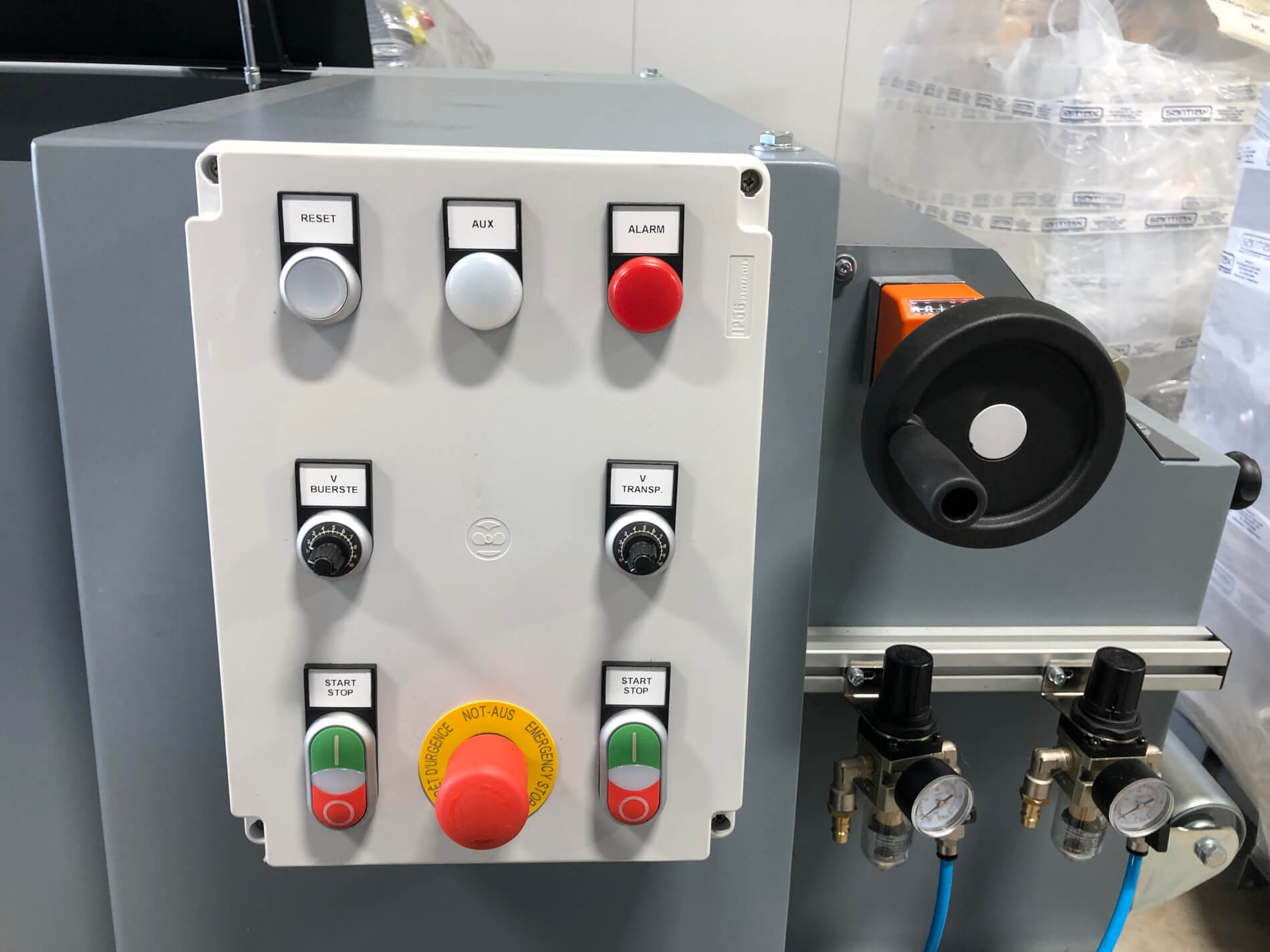 ;Jednoduché ovládanie umožňuje jednoduchú a rýchlu obsluhu stroja. Prehľadné ovládacie prvky uľahčujú nastavenie pracovných parametrov.