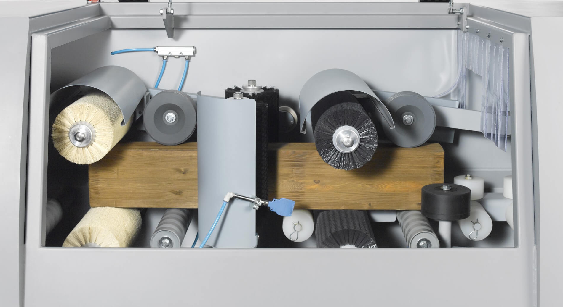 ;Rad kief slúži na rovnomerné rozotretie impregnačného prostriedku po povrchu materiálu. Kefy zároveň odstraňujú prebytočnú kvapalinu a zaisťujú jej rovnomerné rozloženie. Vďaka tomu je dosiahnuté kvalitné a rovnomerné ošetrenie celého povrchu materiálu.