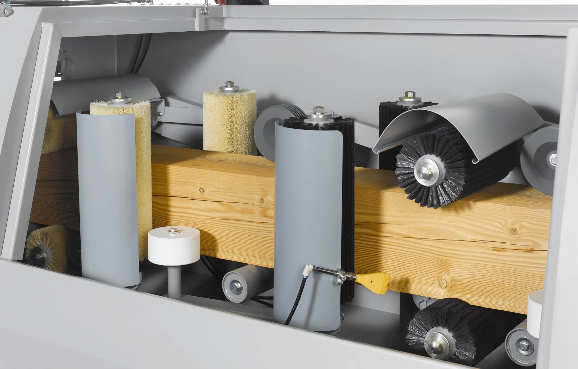 ;Rad kief slúži na rovnomerné rozotretie impregnačného prostriedku po povrchu materiálu. Kefy zároveň odstraňujú prebytočnú kvapalinu a zaisťujú jej rovnomerné rozloženie. Vďaka tomu je dosiahnuté kvalitné a rovnomerné ošetrenie celého povrchu materiálu.