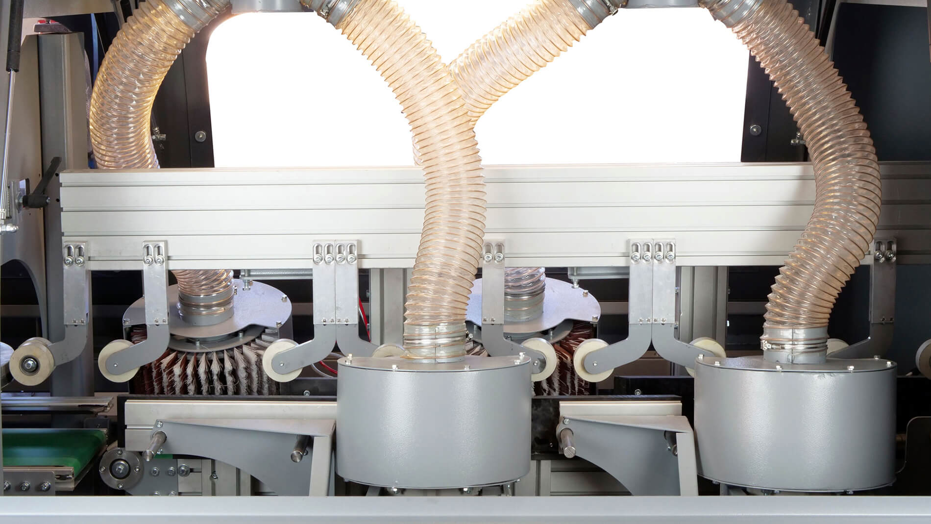 ;Brúsne jednotky slúžia na opracovanie povrchu materiálu a na dosiahnutie hladkého a rovnomerného povrchu. Pomocou brúsnych nástrojov odstraňujú nerovnosti, zvyšky vlákien alebo prebytočný náter z povrchu dielca