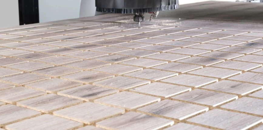 ;Dynamické vákuum: Vďaka šikovnému riadeniu podtlaku umožňuje obrábanie aj veľmi malých dielcov