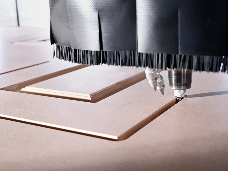 ;Patentovaný systém čistenia frézovanej škáry T-JET zaisťuje dokonalé odstránenie prachu a zvyškov materiálu priamo počas obrábania.