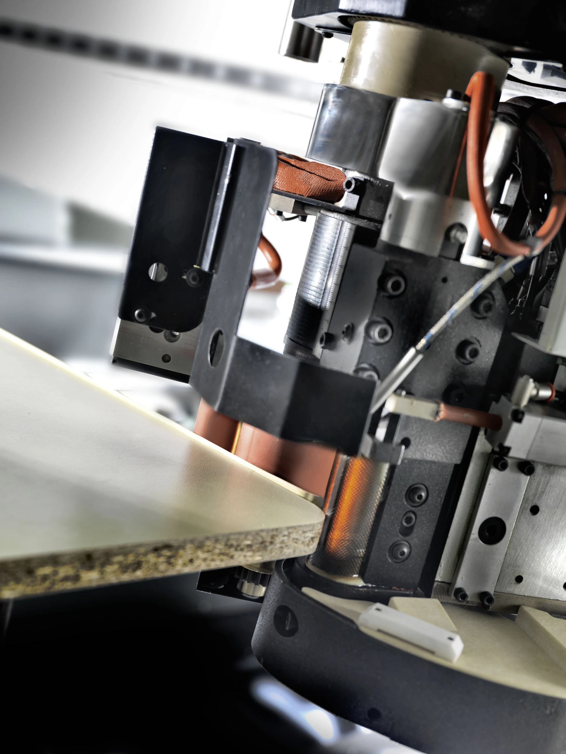 ;Olepovacia jednotka: Od lepidiel EVA a PUR až po bezšpárovú technológiu, ktoré zabezpečujú pevné a trvácne spoje a bezchybné povrchy pri každej aplikácii.